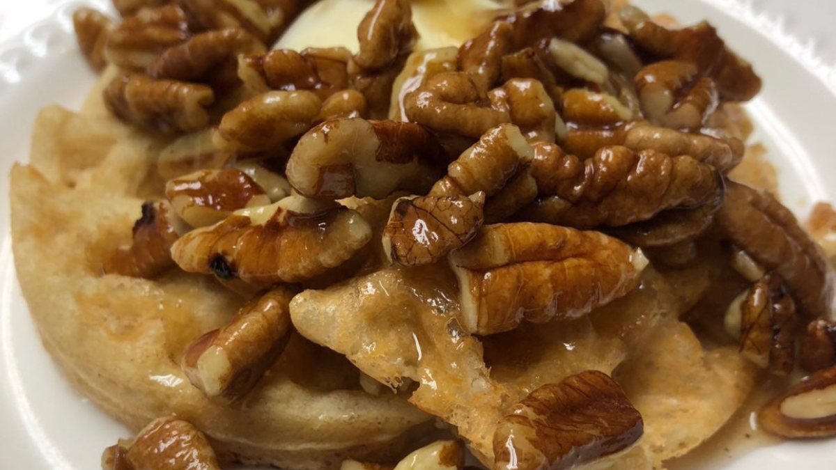 Keto Love Sara Using Her RxSugar On Her Caramel Pecan Waffles!